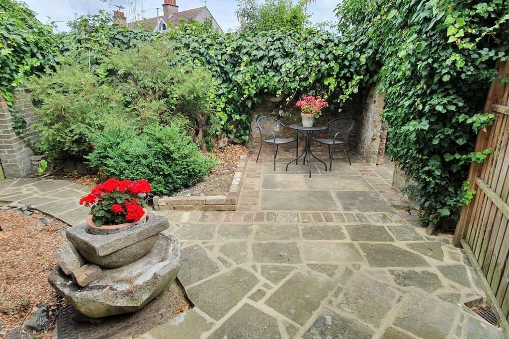 Beautiful 1 Bedroom Cottage With Courtyard. Deal Zewnętrze zdjęcie