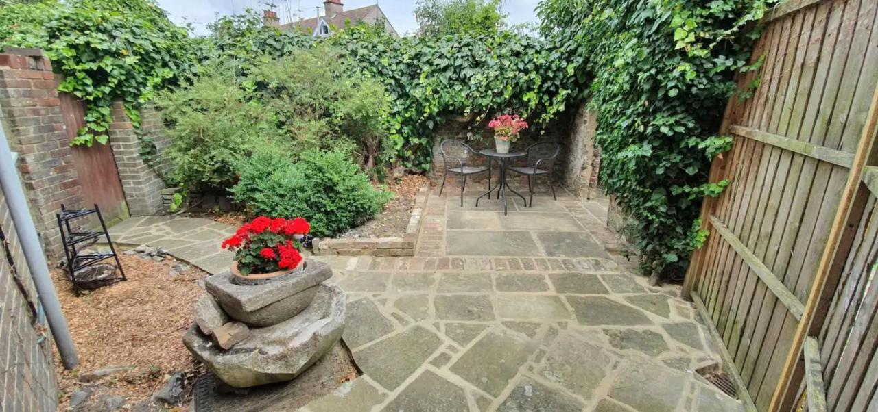Beautiful 1 Bedroom Cottage With Courtyard. Deal Zewnętrze zdjęcie